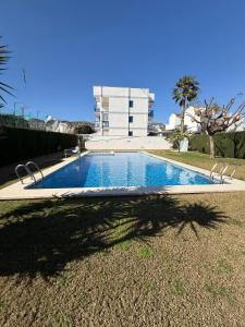 a large swimming pool in front of a building at Apartamento Morro de Gos Ref067 in Oropesa del Mar