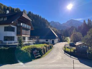 a house on the side of a road next to a mountain at Ferienhof Hintergrabenbauer in Spital am Pyhrn