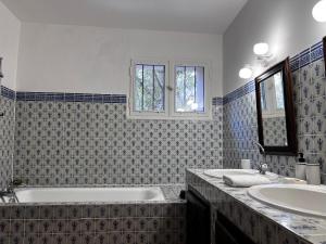 a bathroom with a tub and a sink at Les Cèdres in Valleraugue
