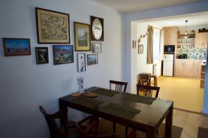 a dining room with a wooden table and chairs at Apartmán U rechlí in Lenora