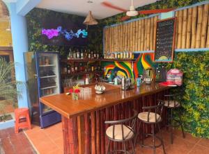 Saló o bar de Zipoliteville - HOTEL NUDISTA