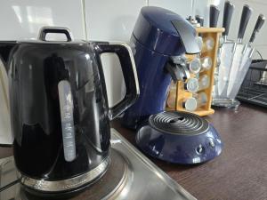 a black appliance sitting on top of a kitchen counter at T2 Confort - Clim, Piscine & Parking privé in Montauban