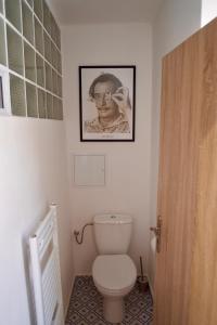a bathroom with a toilet and a picture on the wall at Apartmán U rechlí in Lenora +7 photos