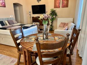 a dining room with a table and a bed at Home Away main square apartment - sleeps 6 - AC - Balcony - Coffee Machine - Washer - Kitchen - Parking in Poprad