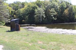 ein Boot, das mitten in einem Gewässer liegt in der Unterkunft AOK Campground & RV Park in Saint Joseph