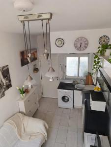 a small kitchen with a sink and a stove at Loft con encanto de Raúl y Rosa in San Sebastián de los Reyes