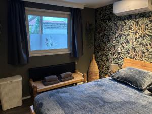 En eller flere senge i et værelse på Vakantiewoning Maiva - Chaletparc Krabbenkreek
