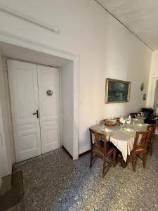 a room with a table and chairs and a white door at Da Alfred in Naples