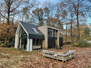 a small house sitting on top of a pile of leaves at Villa Hogerop in Bennekom