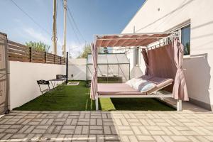 a hammock on the side of a house at Studio Alpha - relax e jacuzzi in Syracuse