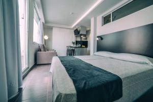 Un pat sau paturi într-o cameră la Mannix Urban Apartments