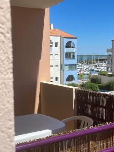 a balcony with a view of a building at appartement vue mer in Frontignan