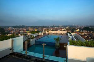 Bazén v ubytování Ascent Hotel & Cafe Malang nebo v jeho okolí