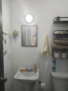 a bathroom with a white sink and a toilet at Departamento a 3 min de Playa Miramar in Ciudad Madero +7 photos