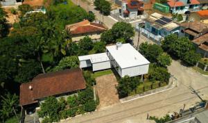 an aerial view of a house in a city at Casa Container Moderna com Vista da Natureza em Itajaí in Itajaí