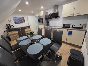 a kitchen and dining room with a table and chairs at Apartment an der Prims Nalbach in Nalbach