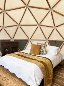 a bedroom with a large bed in a tent at La Meca Glamping in Guasca
