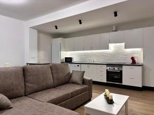 a living room with a couch and a kitchen at Apartamento Maruchi in Santa Cruz de Mudela