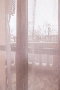 ein Fenster mit Blick auf einen Tisch und Bäume in der Unterkunft Trafi Em in Sofia