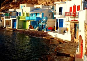 a group of houses next to a body of water at Tsakanos Traditional Sirma in Klima