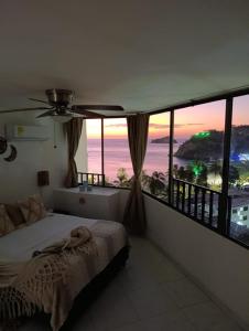 a bedroom with a bed with a view of the ocean at Apto Diners Rodadero WiFi - Piscina - Playa in Rodadero
