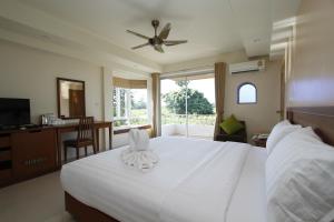 Gallery image of Villa Blanca Hotel & Restaurant in Chao Lao Beach