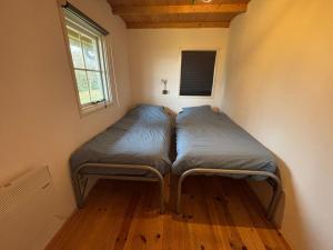 a bed in the corner of a room with a window at Vakantiehuis - De Smidse in Haren