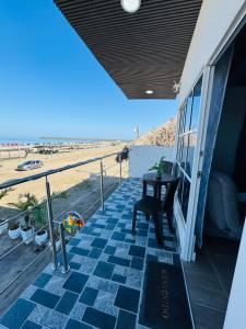 a porch with a table and a view of the beach at Apartamentos el mochilero frente al mar piso 2 apto 3 in Cartagena de Indias