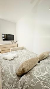 ein Schlafzimmer mit einem Bett und einem Kissen darauf in der Unterkunft Studio 39 in Płock