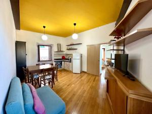 a living room with a blue couch and a kitchen at Oasi in Poggio Moiano