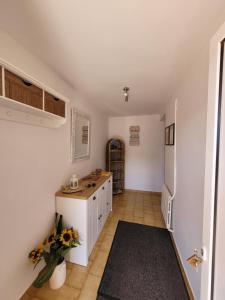 eine Küche mit weißen Schränken und einer Blumenvase in der Unterkunft Casa La Puerta in Riaño + 25 Fotos