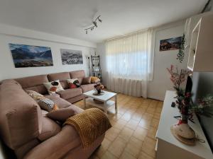 ein Wohnzimmer mit Sofa und Tisch in der Unterkunft Casa La Puerta in Riaño