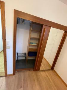 a mirror reflection of a room with a closet at Gasthaus Liam 3 in Bendorf