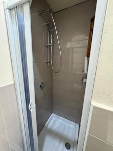 eine Dusche mit Glastür im Badezimmer in der Unterkunft Domus Sofia in Ercolano