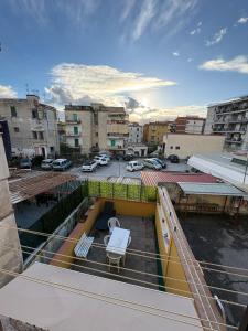 ein Balkon mit Tisch und Stühlen an einem Gebäude in der Unterkunft Domus Sofia in Ercolano