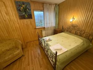 a bedroom with a bed and a chair in it at Hotel palas tatarıv in Tatariv
