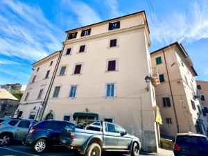 two cars parked in front of a tall building at Oasi in Poggio Moiano