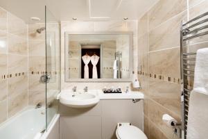 A bathroom at Mercure Leeds Parkway Hotel 