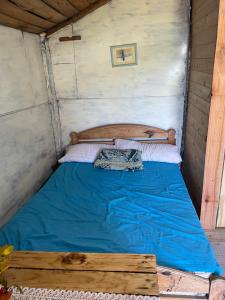 a bed in a yurt with a blue comforter at Las calandrias in Barrio Copacabana