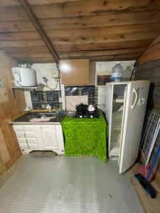 a small kitchen with a refrigerator and a stove at Las calandrias in Barrio Copacabana