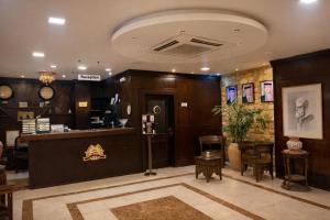 Die Lobby eines Friseursalons mit Theke und Stühlen in der Unterkunft Saint John Hotel in Madaba