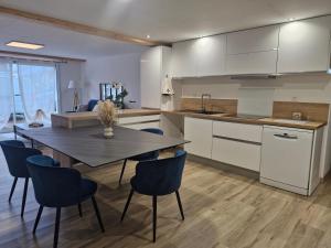 a kitchen and dining room with a table and chairs at Zalicarté in Saint-Jean-Pied-de-Port