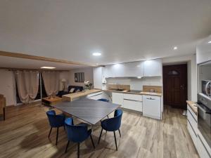 a kitchen and dining room with a table and chairs at Zalicarté in Saint-Jean-Pied-de-Port