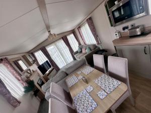an overhead view of a living room and a table in a tiny house at Blue dolphin static in Gristhorpe +2 photos