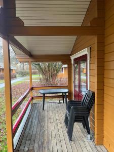 two chairs and a picnic table on a deck at The Nordic Retreat in Gramsbergen