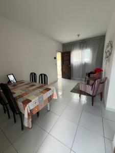 a dining room with a table and chairs in a room at Apartamento simples e Familiar conforto e sossego in João Pessoa