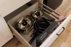 a drawer with three pots and pans in a kitchen at La Posada del Diezmo in Manzanilla