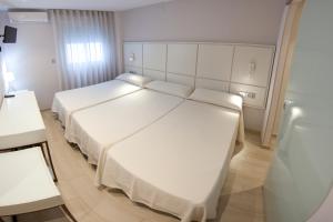 Postel nebo postele na pokoji v ubytování Hostal Loimar