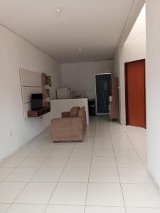 a living room with a couch and a tv at Casa mobiliada 2 Com 4 camas e 2 quartos com ar condicionado in Juazeiro do Norte