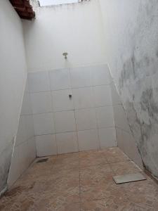 a small room with a white tiled wall at Casa mobiliada 2 Com 4 camas e 2 quartos com ar condicionado in Juazeiro do Norte +13 photos